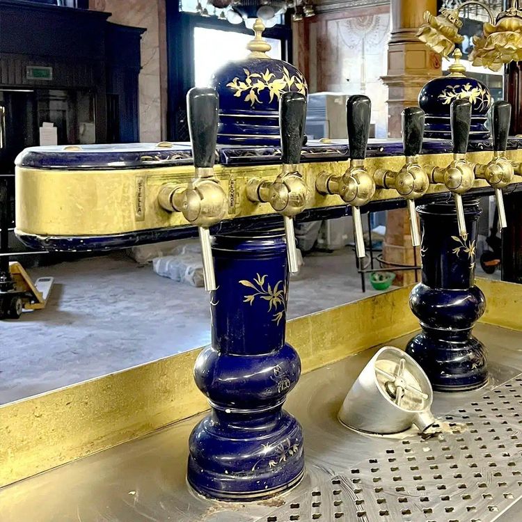 Comptoir De Bar En Angle Et Son Arrière