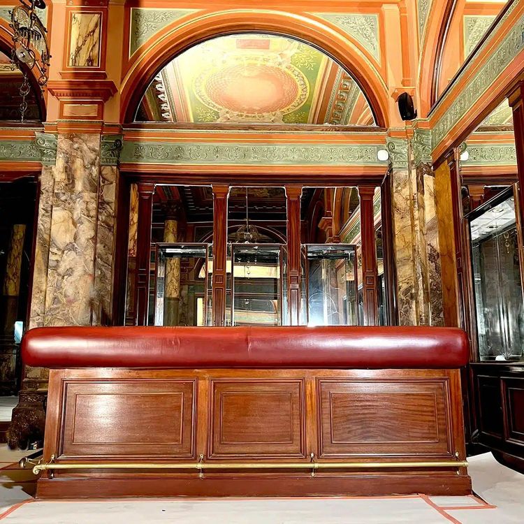Mobile bar in mogano massello con finiture in ottone e marmo