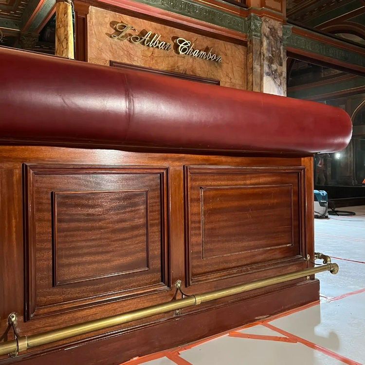Mobile bar in mogano massello con finiture in ottone e marmo