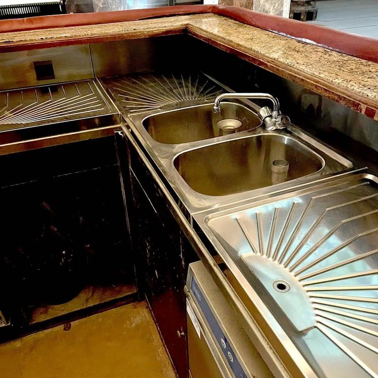 Mobile bar in mogano massello con finiture in ottone e marmo