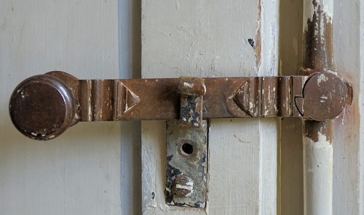 7 spagnolette antiche da un castello del XVIII secolo datato 1720 in ferro battuto porte cremonesi in ferro battuto