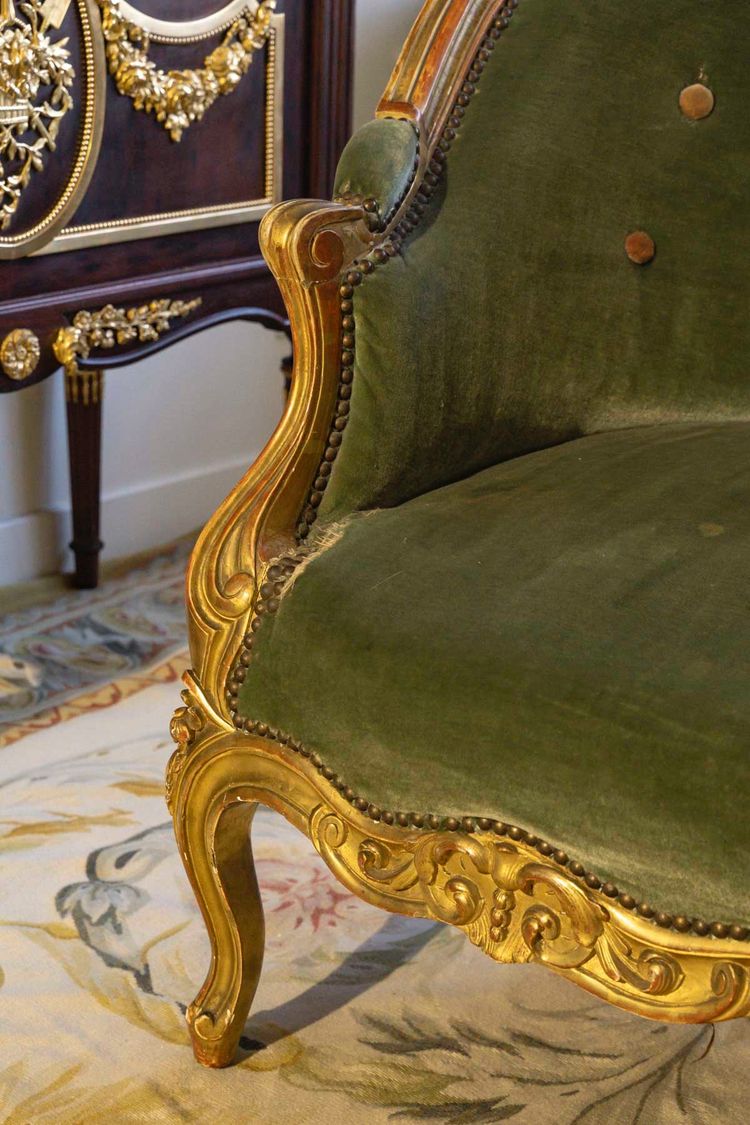 Une Suite De Salon En Bois Sculpté Et Doré, Fin XIXème Siècle 