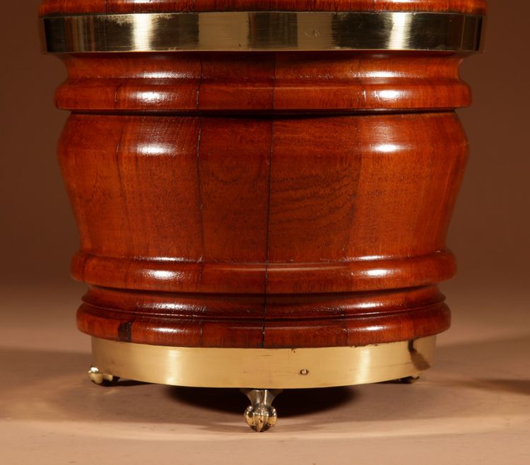 A very decorative Dutch planter/planter in mahogany/walnut.