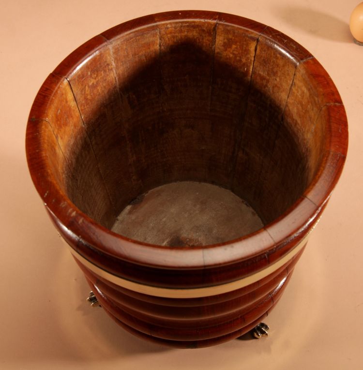 A very decorative Dutch planter/planter in mahogany/walnut.