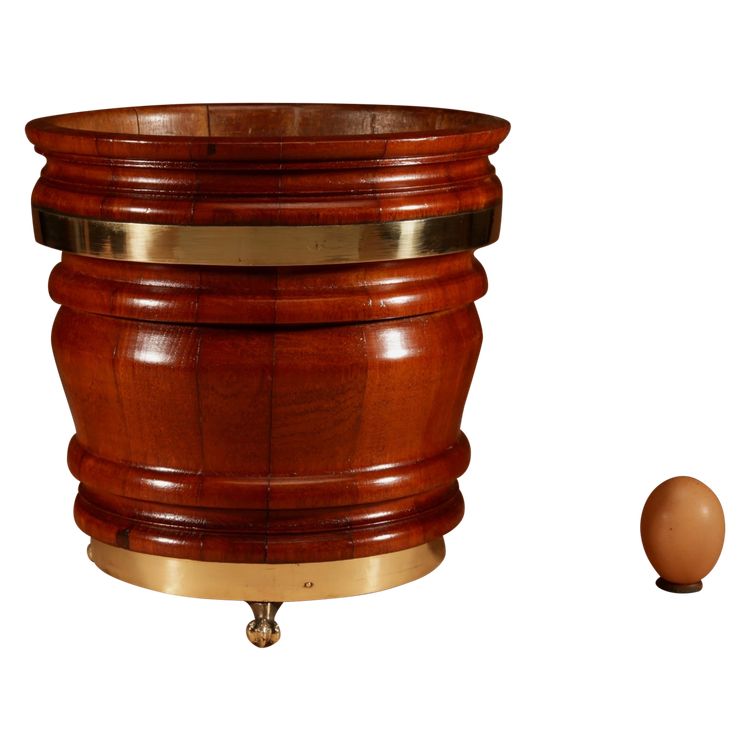 A very decorative Dutch planter/planter in mahogany/walnut.