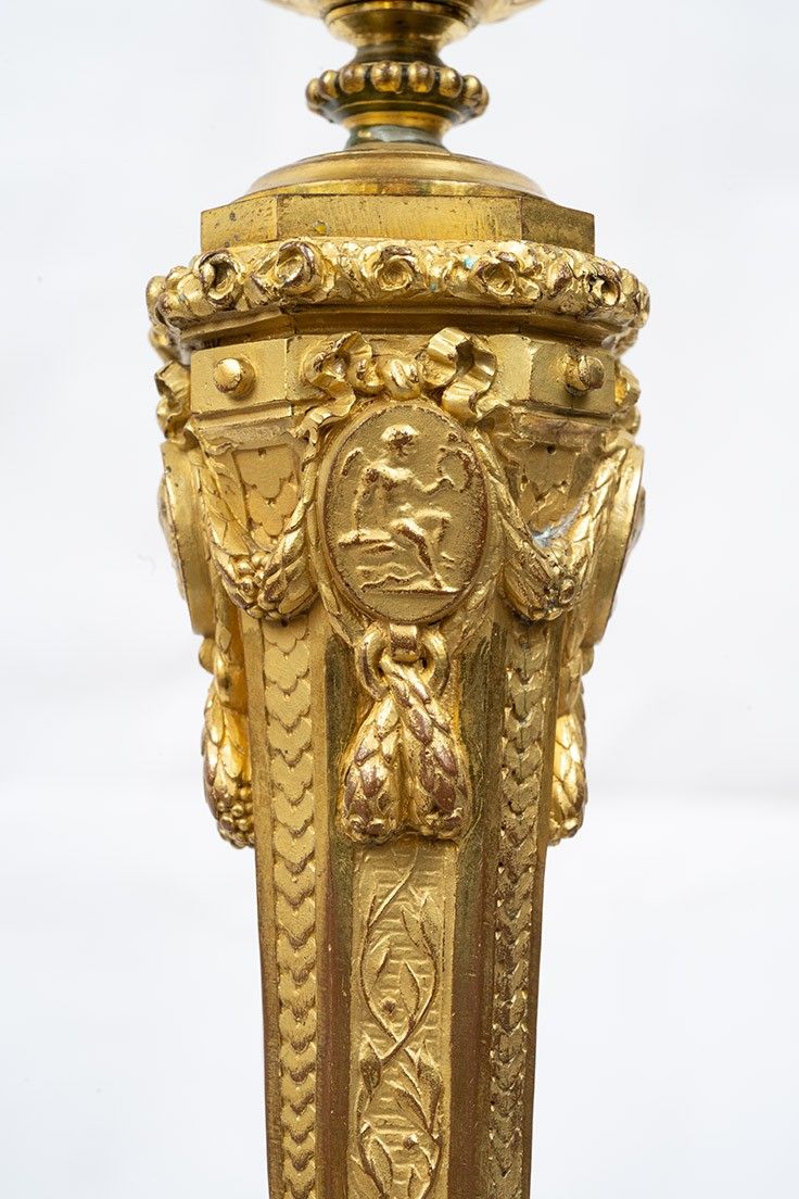 Paire de bougeoirs anciens en bronze doré. France XIXe siècle