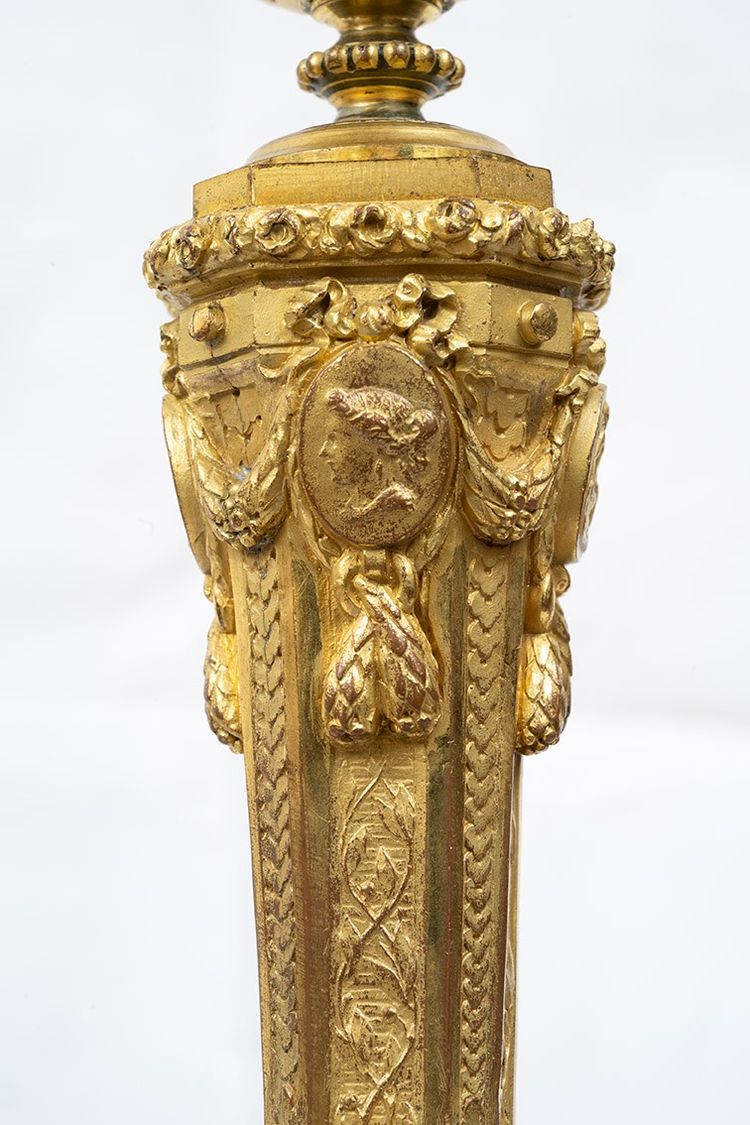 Paire de bougeoirs anciens en bronze doré. France XIXe siècle