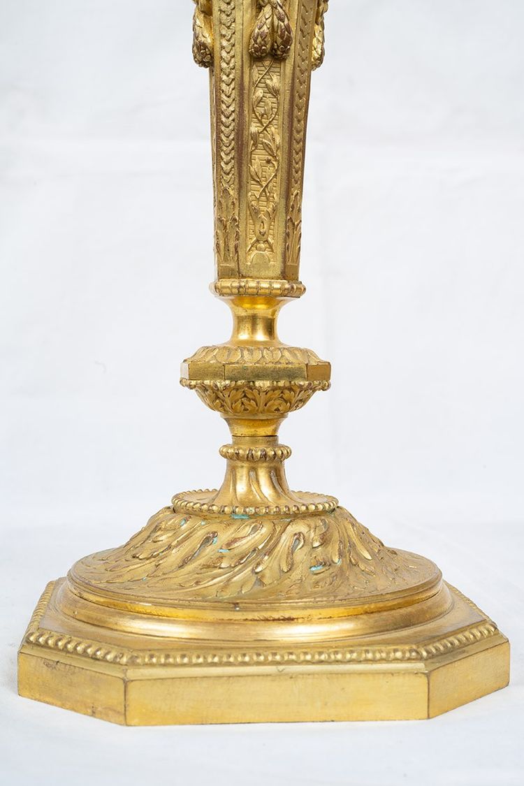 Paire de bougeoirs anciens en bronze doré. France XIXe siècle