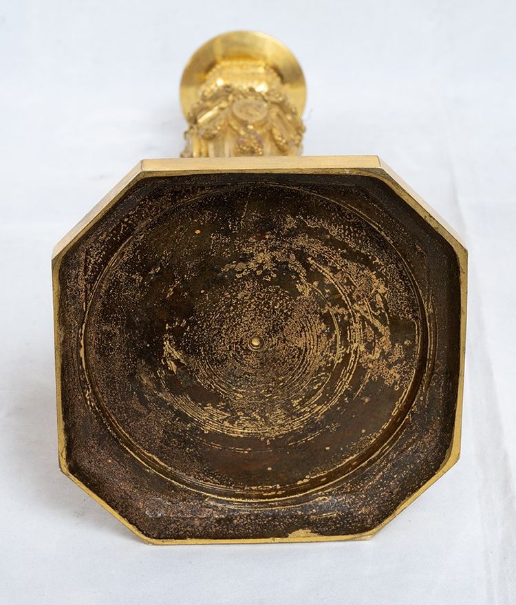 Paire de bougeoirs anciens en bronze doré. France XIXe siècle