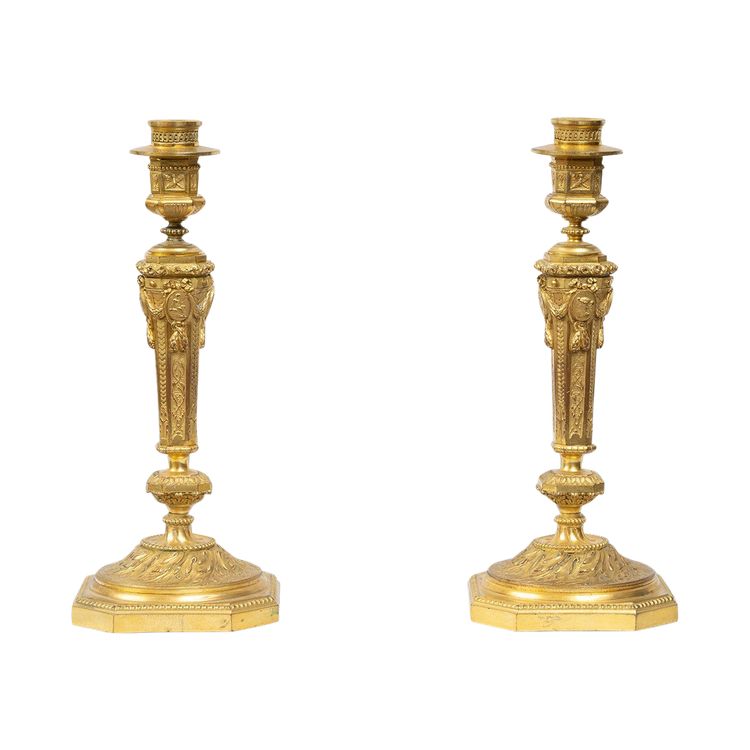 Paire de bougeoirs anciens en bronze doré. France XIXe siècle