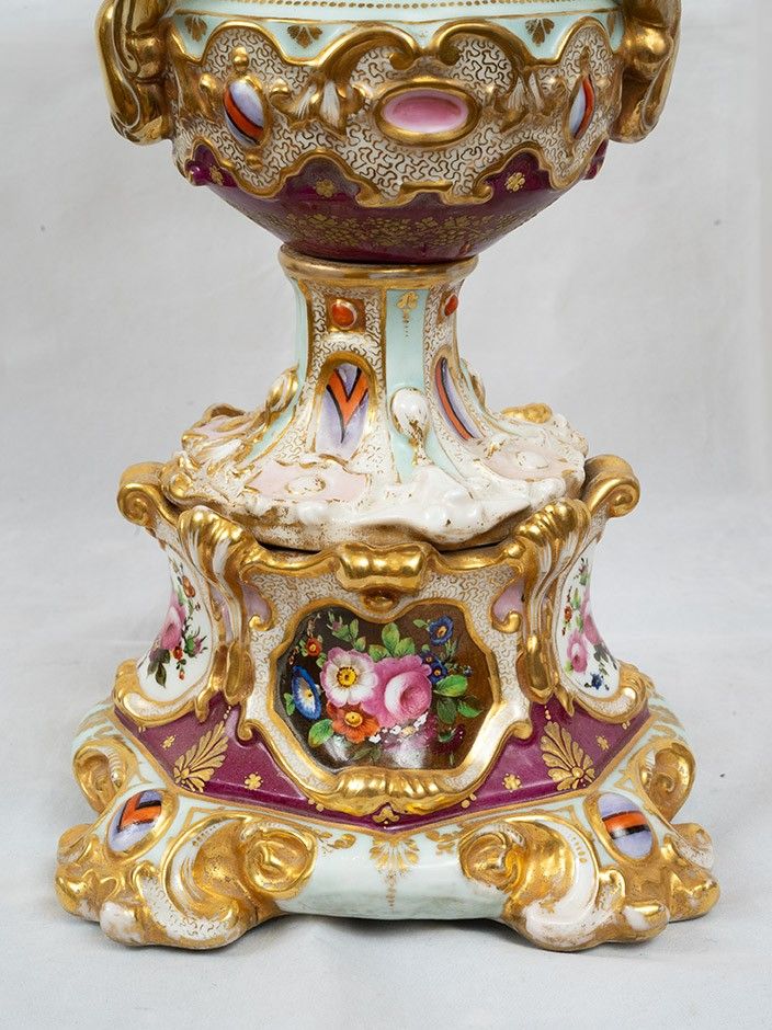 Paire de vases anciens en porcelaine, XIXe siècle, France