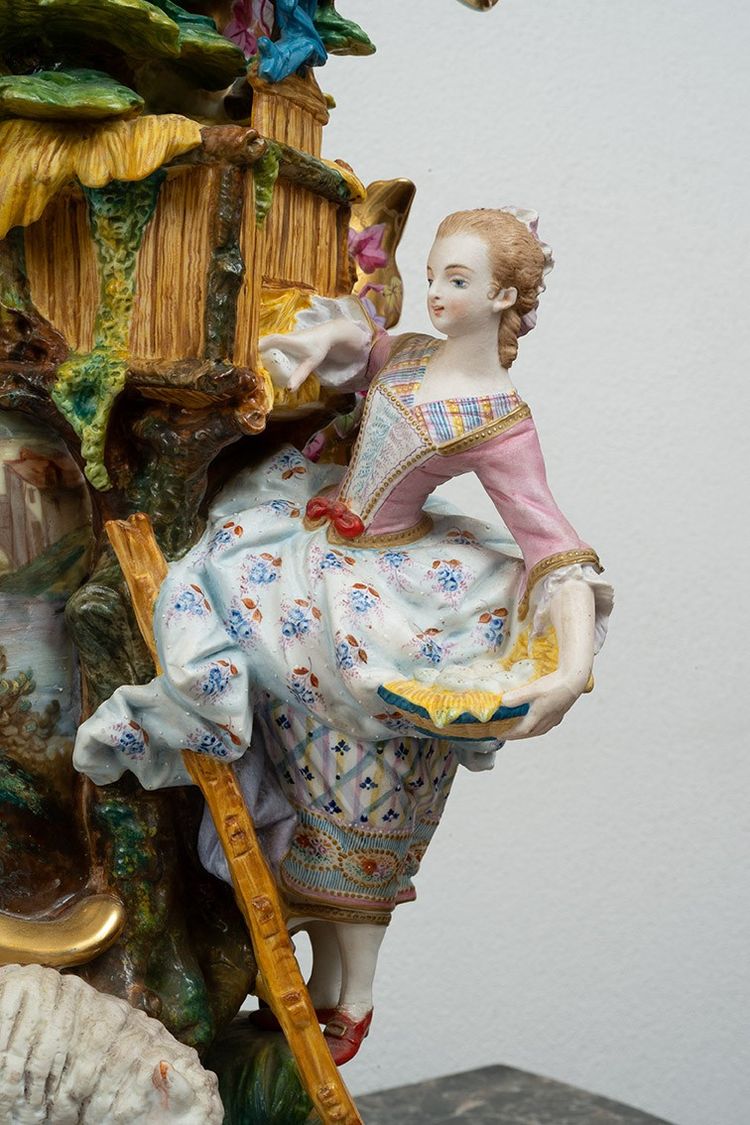 Paire de Vases ancienne en porcelaine Naples (Capodimonte) XIXe siècle.