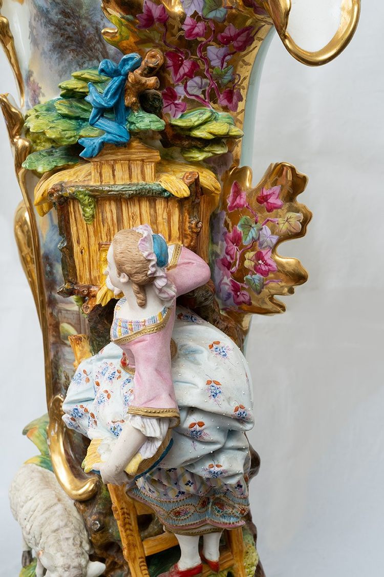 Paire de Vases ancienne en porcelaine Naples (Capodimonte) XIXe siècle.