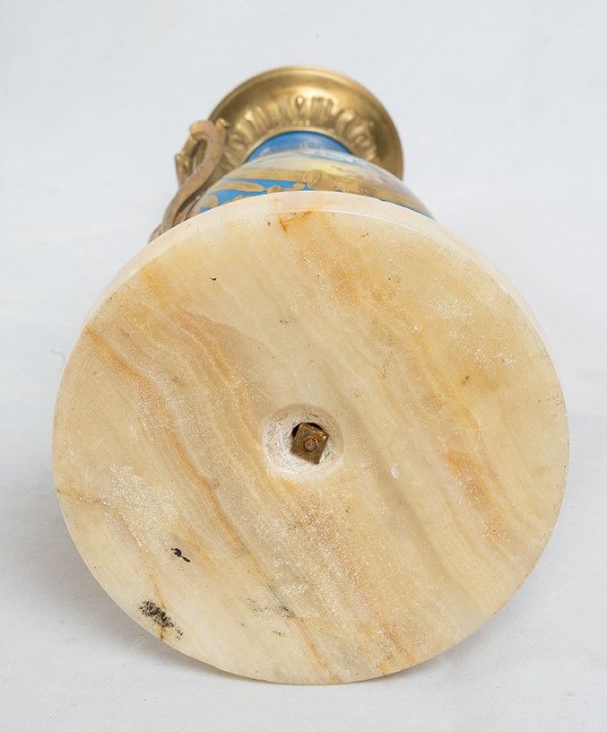Paire de vases anciens en porcelaine de Sèvres, XIXe siècle.