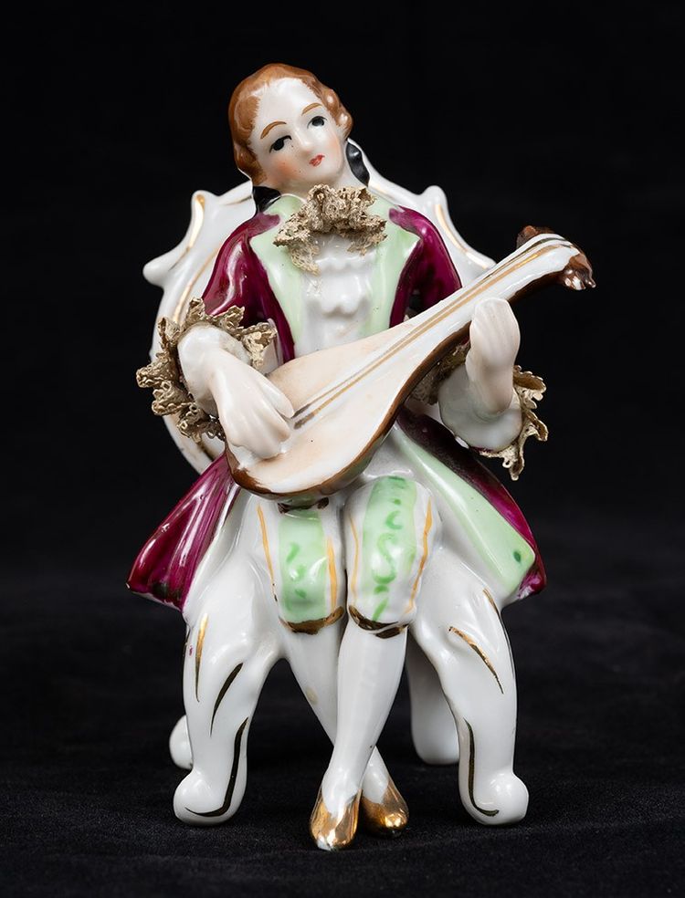 Paire de sculptures en porcelaine polychrome, France, début du XXe siècle.