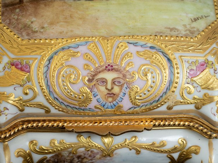 Coffret à bijoux ancien en porcelaine, XIXe siècle.