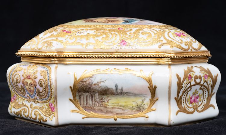 Coffret à bijoux ancien en porcelaine, XIXe siècle.