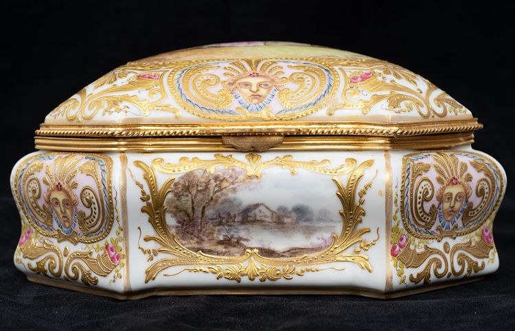 Coffret à bijoux ancien en porcelaine, XIXe siècle.