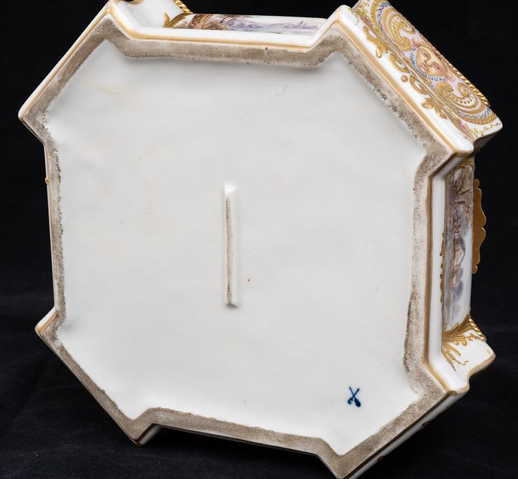 Coffret à bijoux ancien en porcelaine, XIXe siècle.