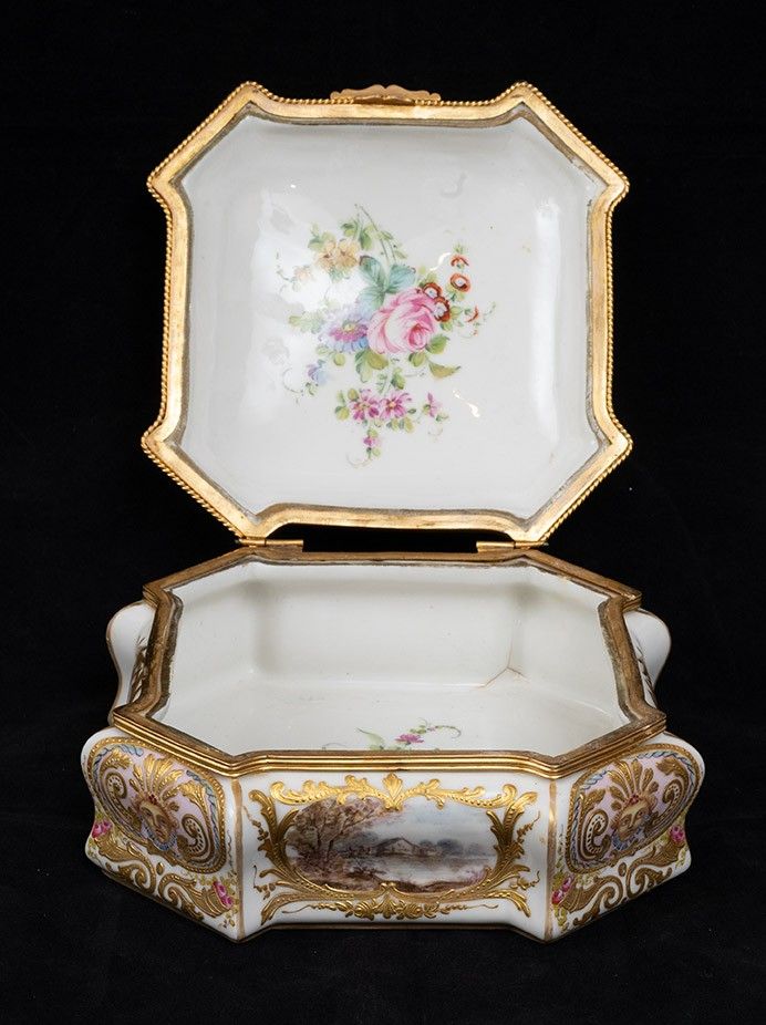 Coffret à bijoux ancien en porcelaine, XIXe siècle.