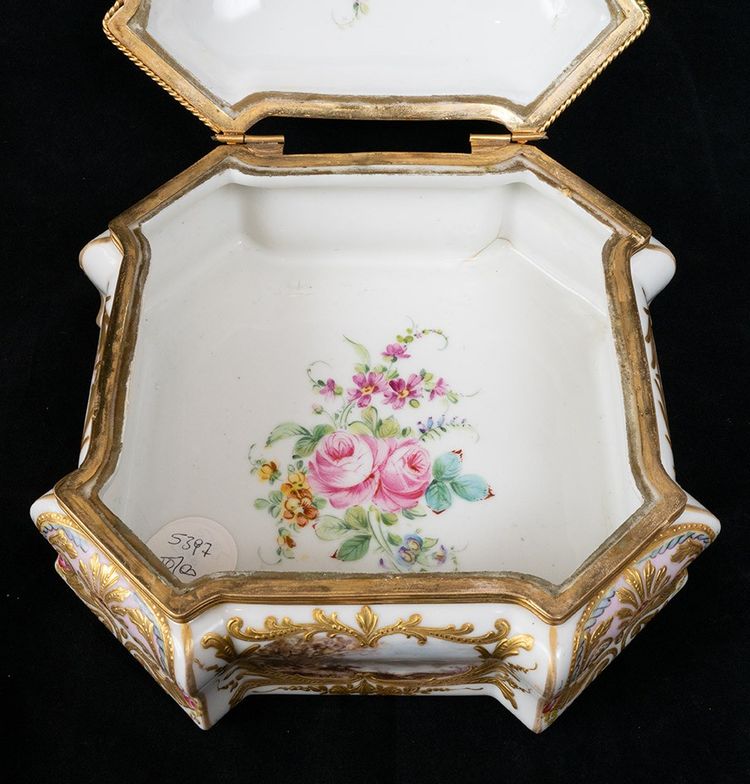 Coffret à bijoux ancien en porcelaine, XIXe siècle.