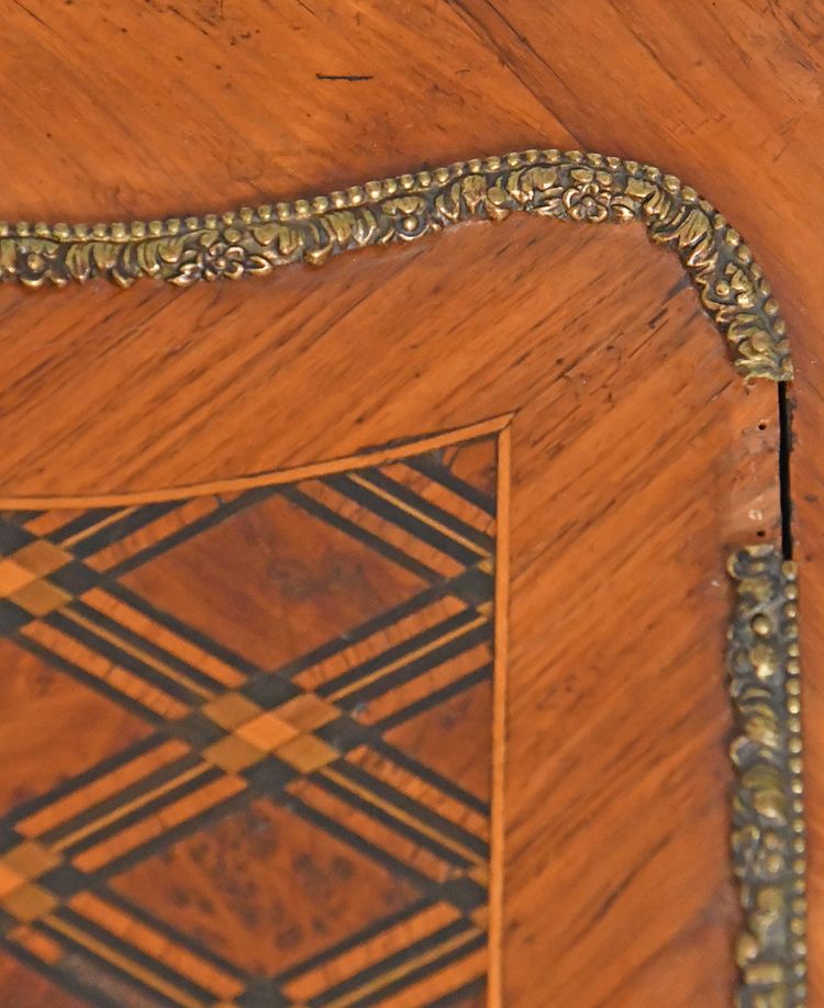 Scrivania inclinata in stile Luigi XV intarsiata