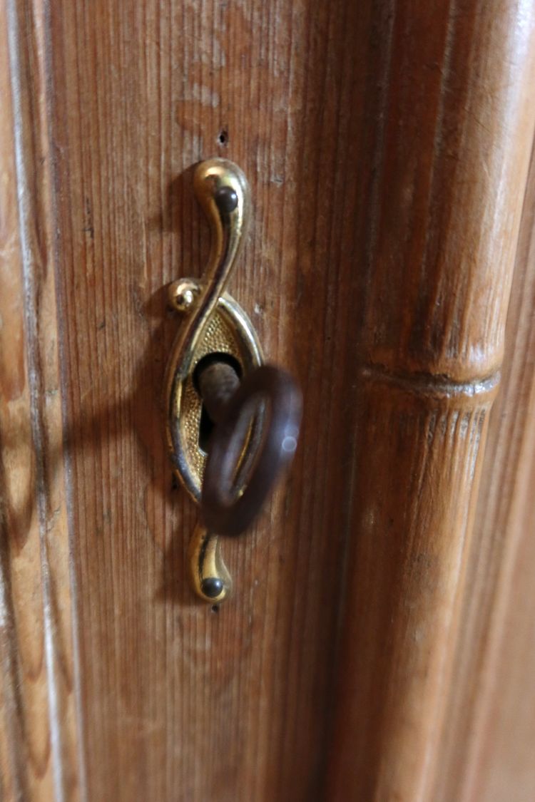 Armoire en pitchpin style bambou