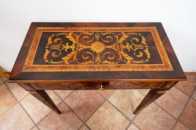 Bureau Louis XVI en bois exotiques Lombardie XVIIIe siècle.