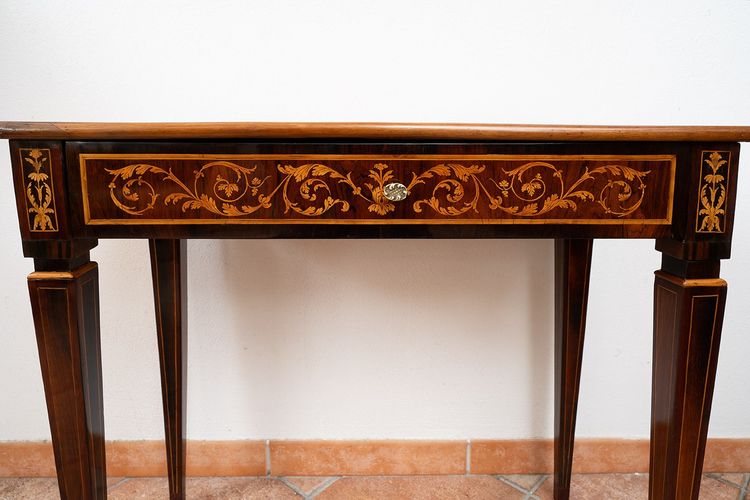 Bureau Louis XVI en bois exotiques Lombardie XVIIIe siècle.