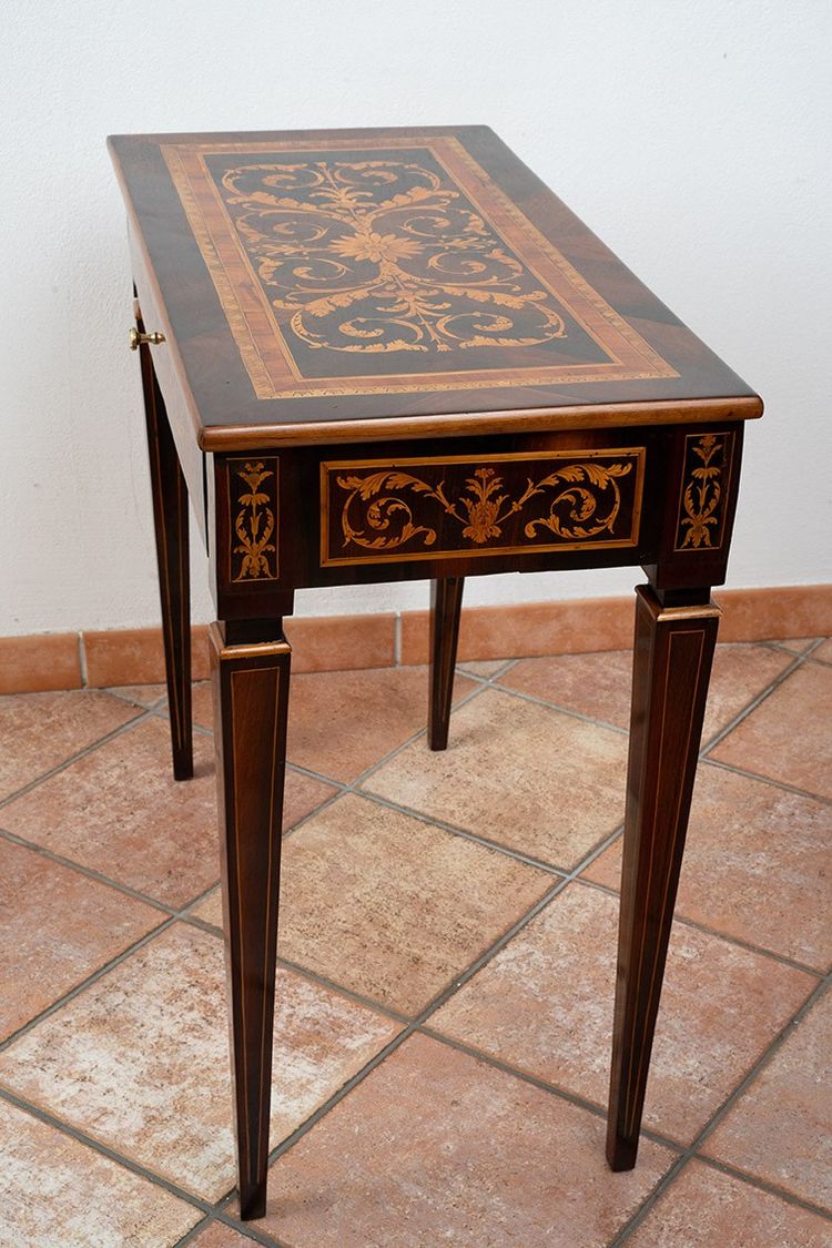 Bureau Louis XVI en bois exotiques Lombardie XVIIIe siècle.