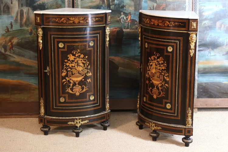Paire d'encoignures marquetées XIXème siècle