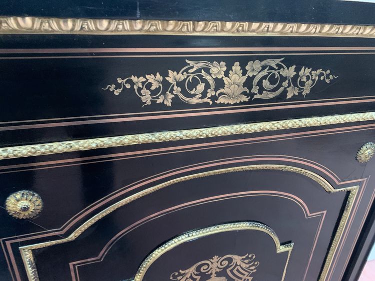 Credenza intarsiata in legno e ottone in stile Napoleone III, XIX secolo
