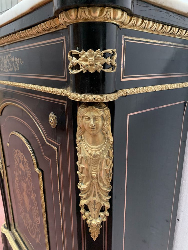 Credenza intarsiata in legno e ottone in stile Napoleone III, XIX secolo