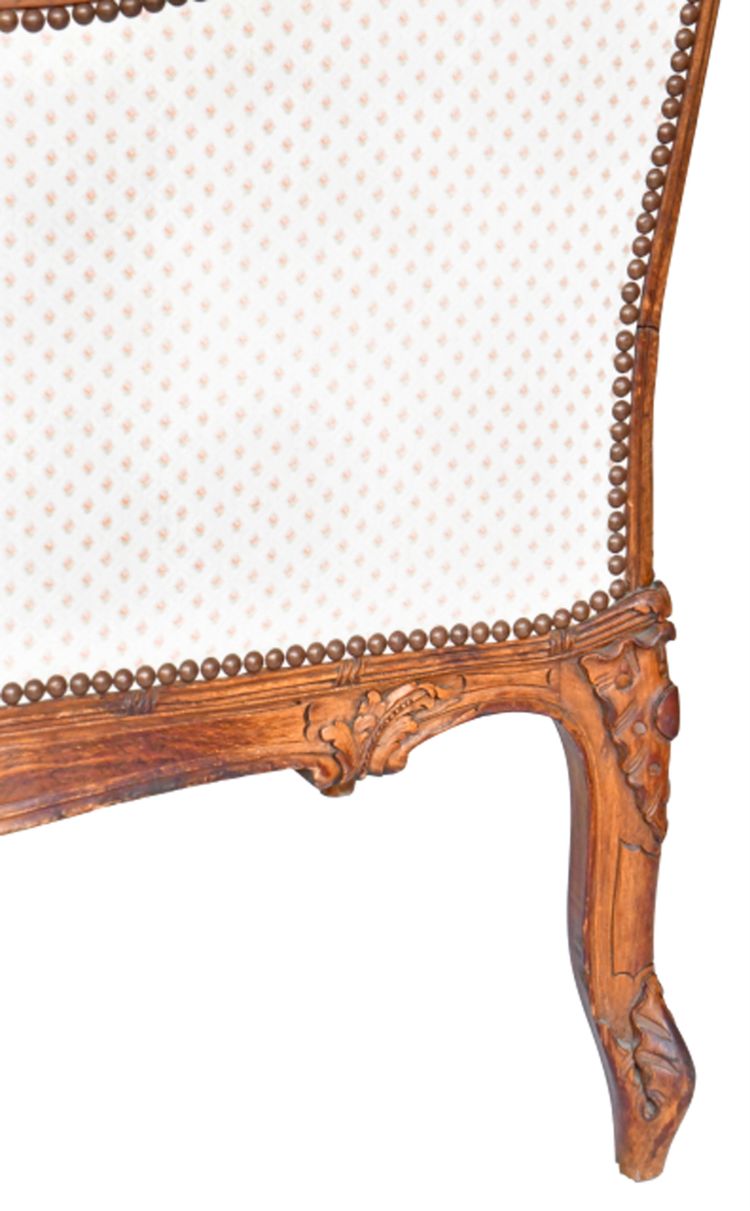 Fauteuil bergère à oreilles de style Louis XV en bois richement sculpté