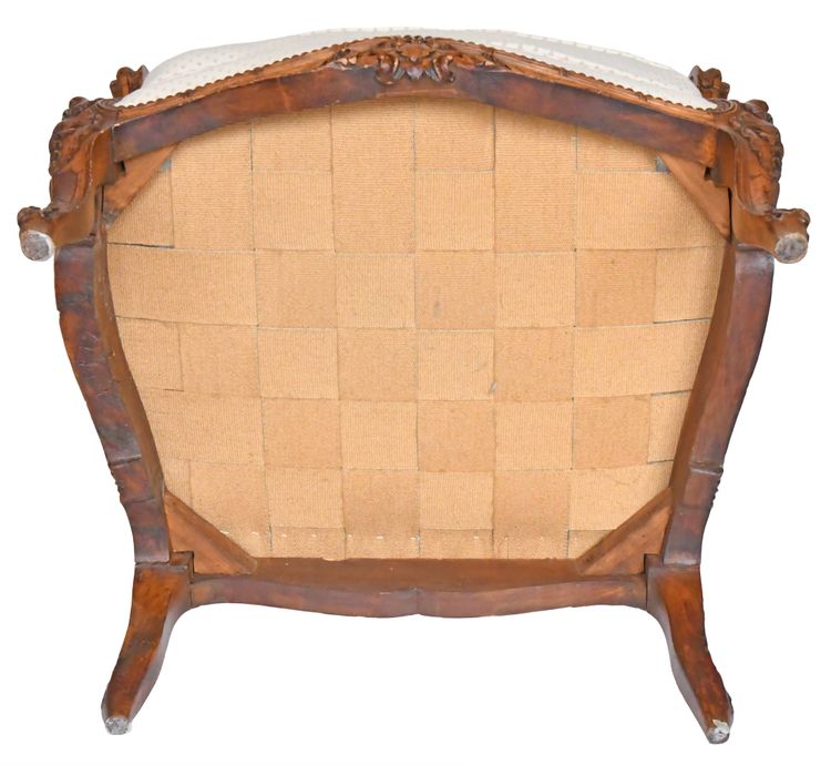 Fauteuil bergère à oreilles de style Louis XV en bois richement sculpté
