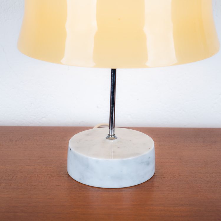 Lampada a forma di fungo, in vetro e vetro opalino, base in marmo, 1965.