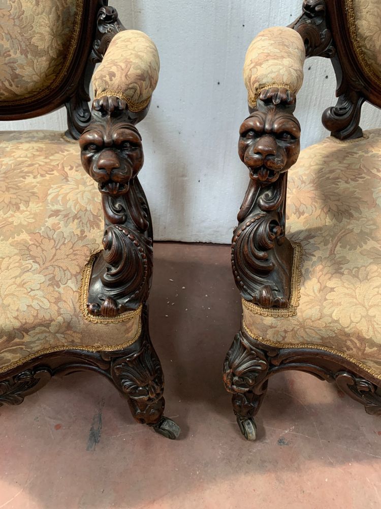 Paire de fauteuils a médaillons en bois sculpté XIX siècle