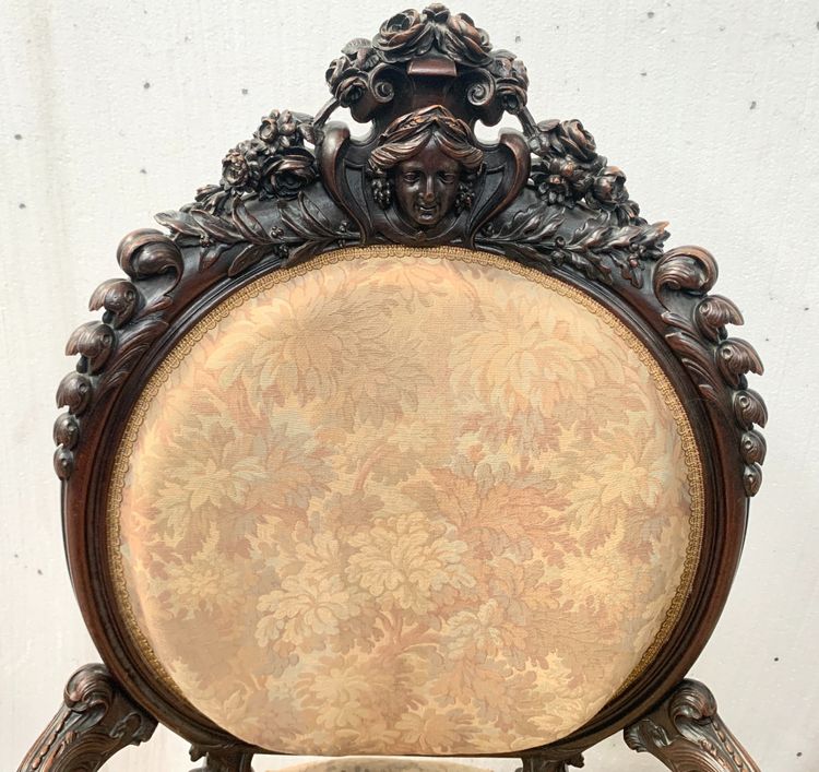 Paire de fauteuils a médaillons en bois sculpté XIX siècle