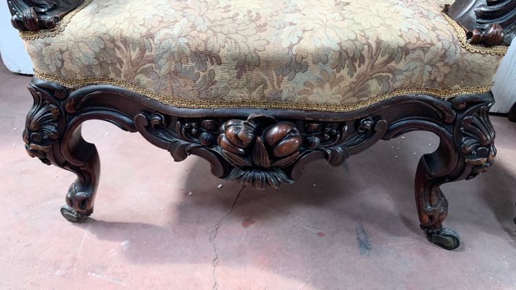 Paire de fauteuils a médaillons en bois sculpté XIX siècle