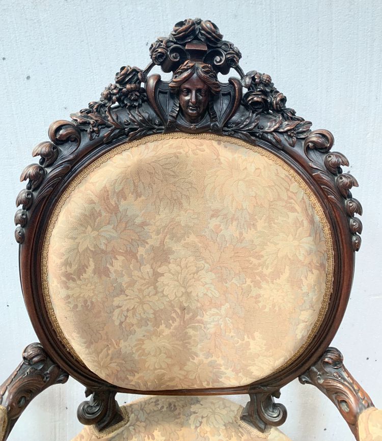 Paire de fauteuils a médaillons en bois sculpté XIX siècle