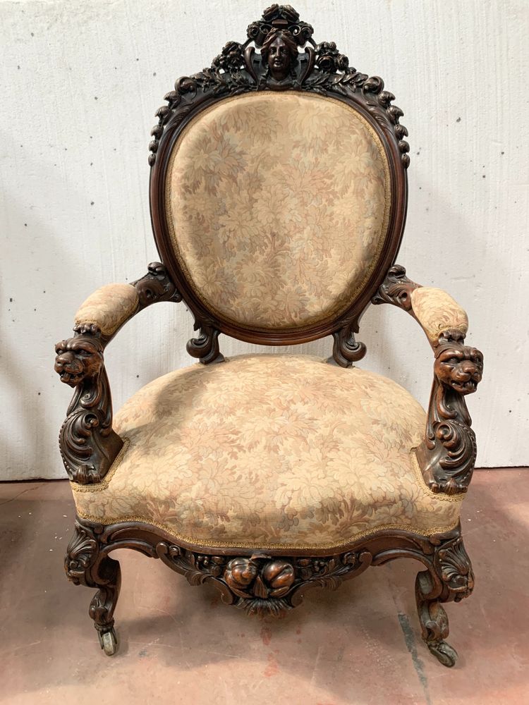 Paire de fauteuils a médaillons en bois sculpté XIX siècle