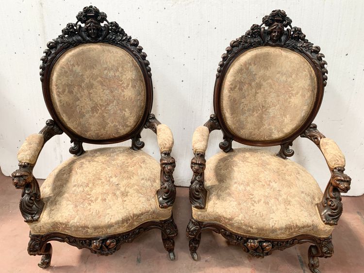 Paire de fauteuils a médaillons en bois sculpté XIX siècle