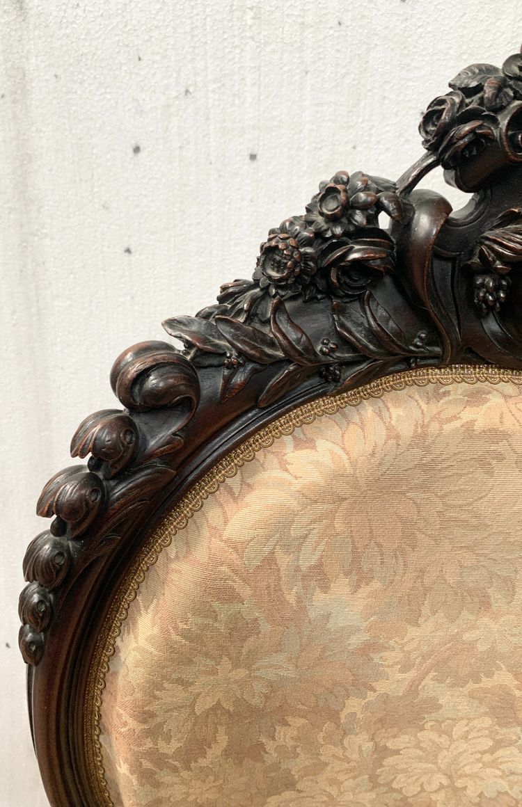 Paire de fauteuils a médaillons en bois sculpté XIX siècle