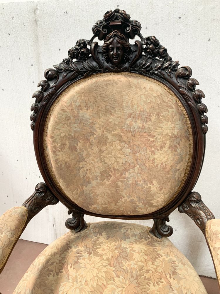 Paire de fauteuils a médaillons en bois sculpté XIX siècle