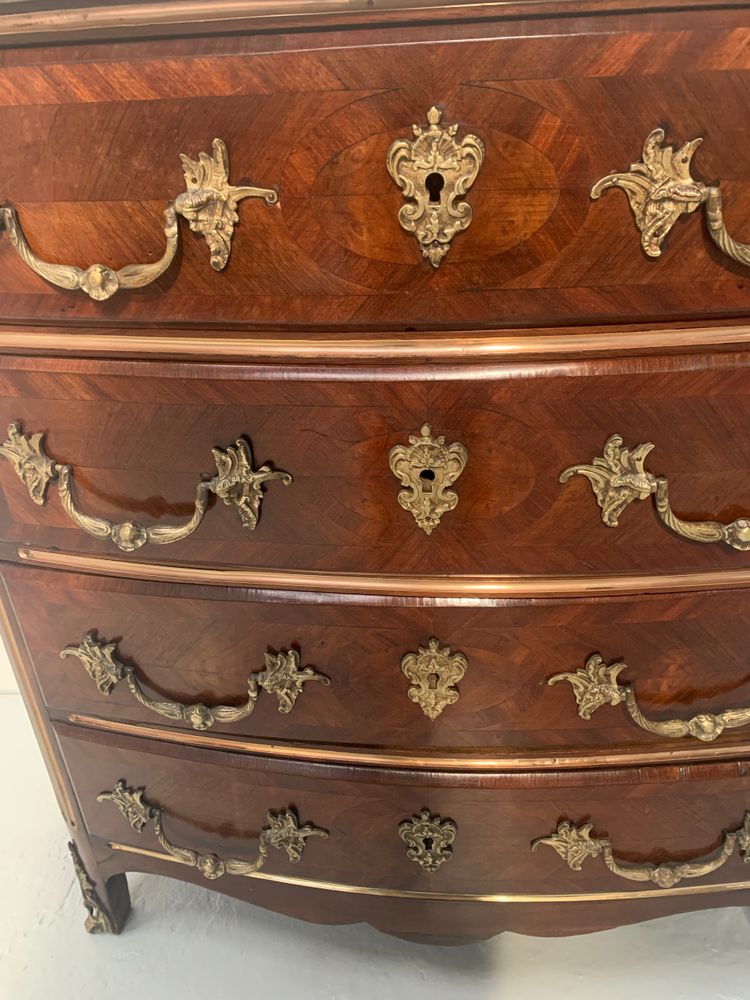 Commode de style en palissandre et acajou XX siècle
