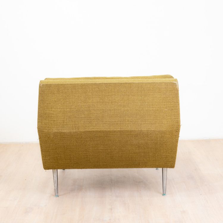 Coppia di poltrone anni '60 con gambe in metallo e forma geometrica