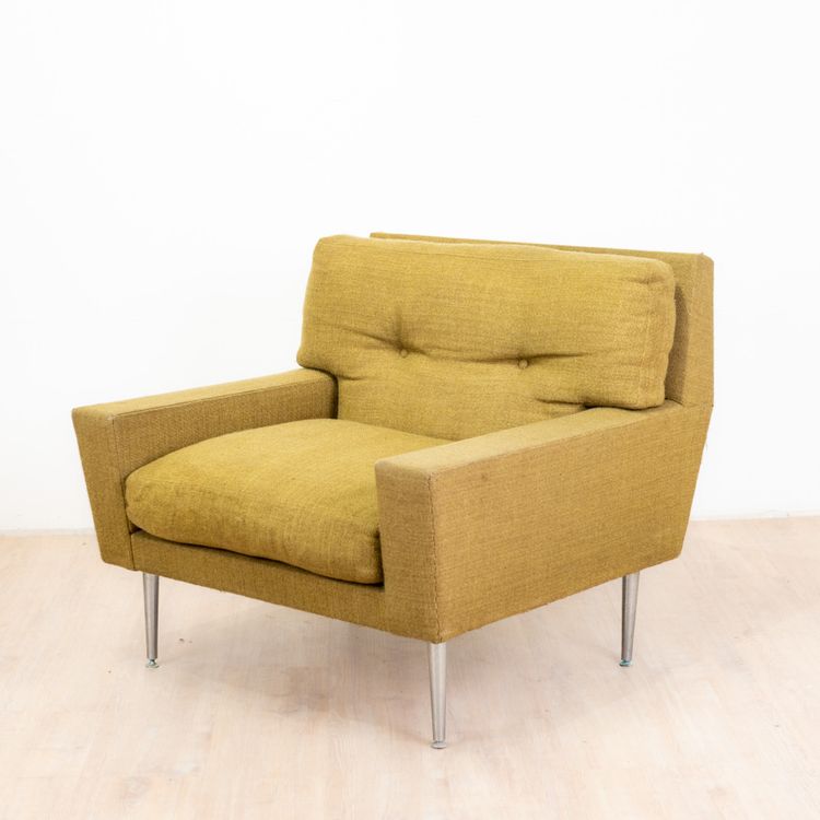 Coppia di poltrone anni '60 con gambe in metallo e forma geometrica
