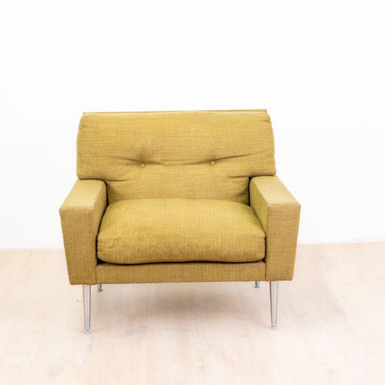 Coppia di poltrone anni '60 con gambe in metallo e forma geometrica