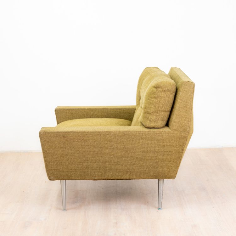 Coppia di poltrone anni '60 con gambe in metallo e forma geometrica