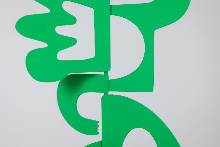 Antonine de Saint Pierre. Sculpture verte « Le baiser ». Contemporain. LS6245487Y